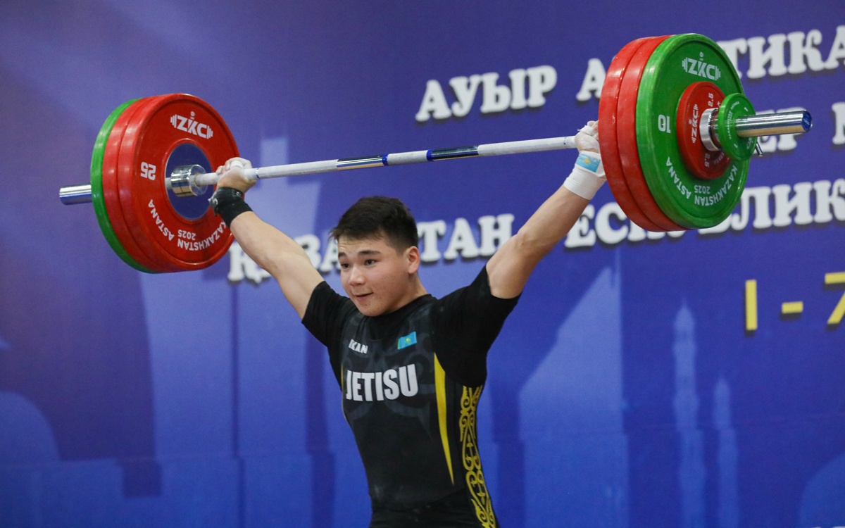 Акжол Курманбек стал новым чемпионом Казахстана по тяжелой атлетике