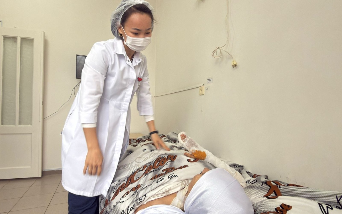 Психологи-в-Актобе-помогают-пожилой-женщине,-которую-ранил-ножом-внук