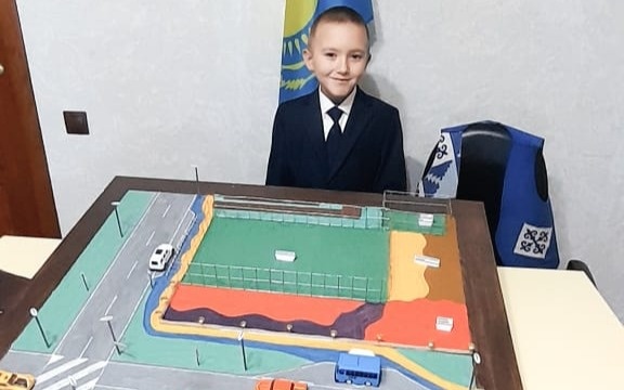 Восьмилетний мальчик из СКО уже год не может добиться ремонта детской площадки