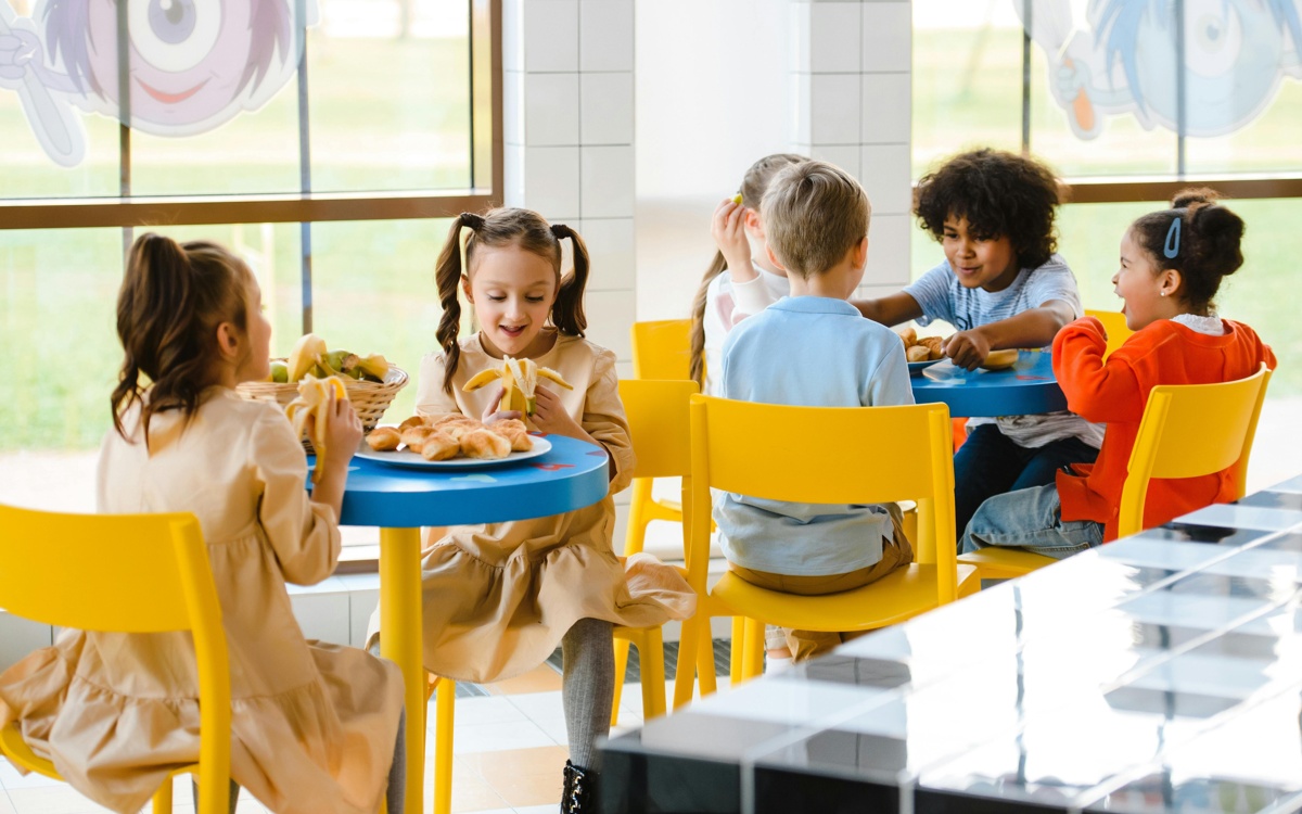 В школах Актобе ученики по-прежнему питаются без учета возрастных требований