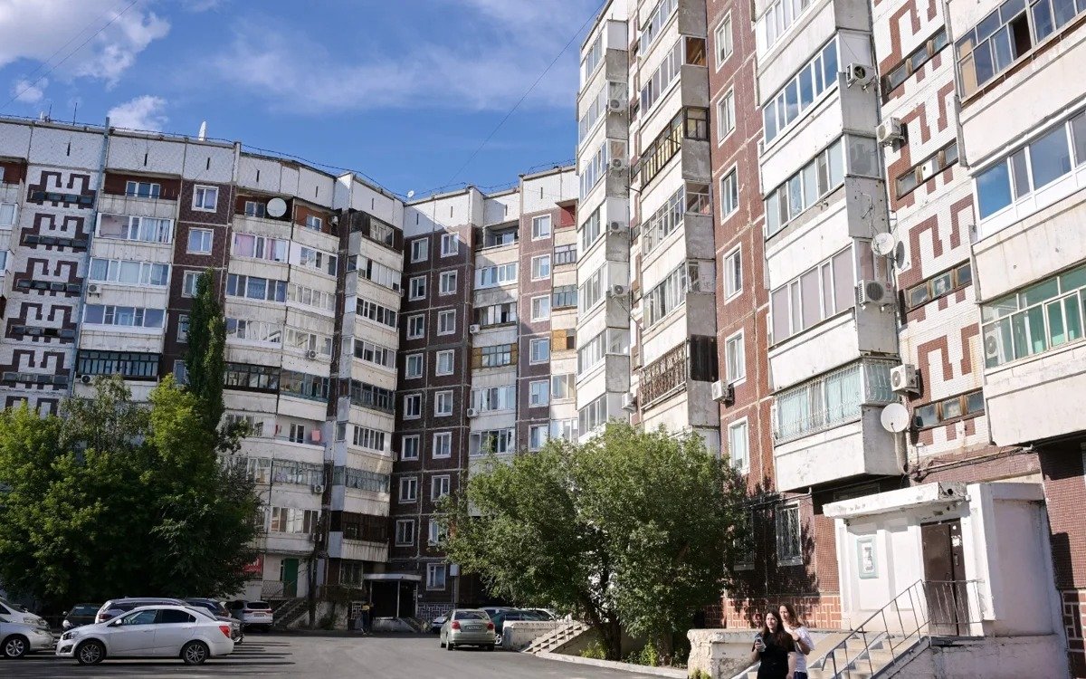 Тысячи казахстанцев рискуют потерять место в очереди на жилье