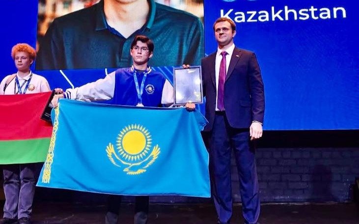 Премии до 26 окладов получат педагоги в Казахстане за победы их учеников в науке