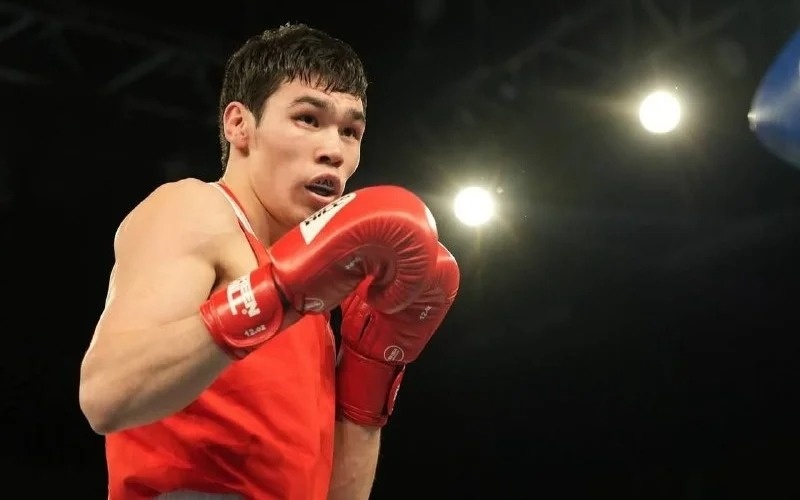 Боксер Сабыржан Аккалыков одержал победу нокаутом на чемпионате мира в Дубае