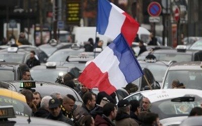 Забастовки во Франции остановили работу 26 компаний