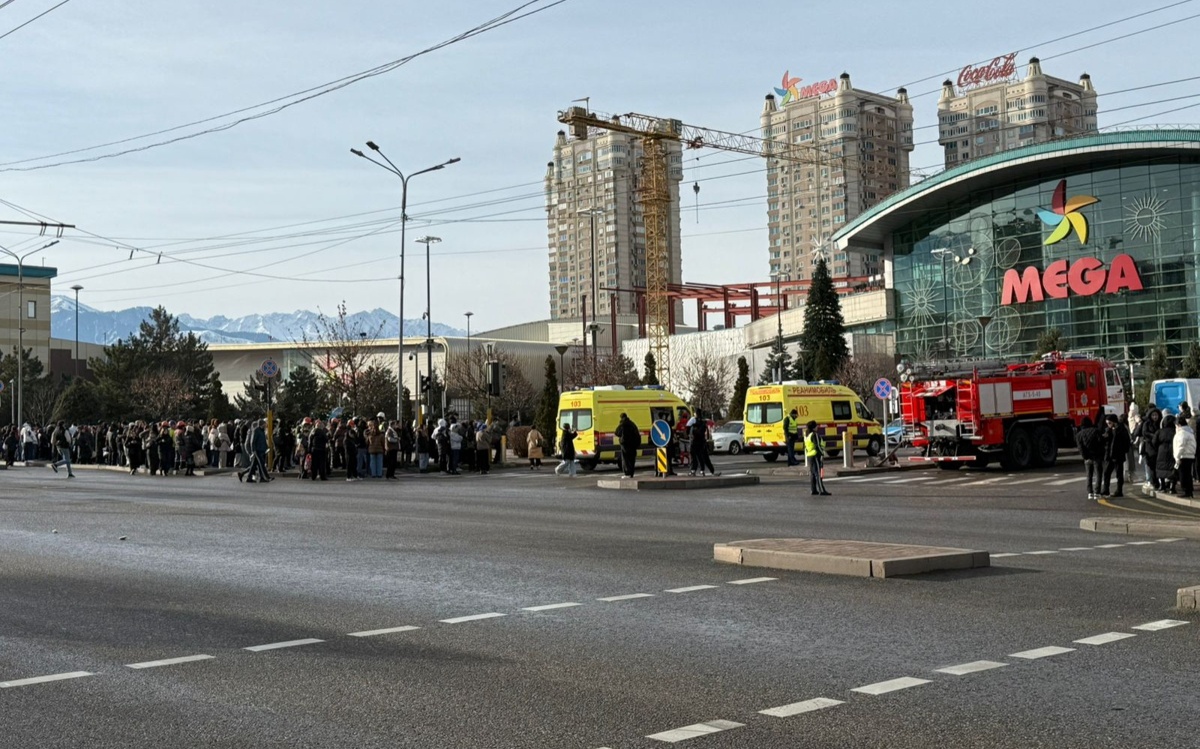 Людей эвакуировали из ТРЦ после сообщения о заминировании в Алматы