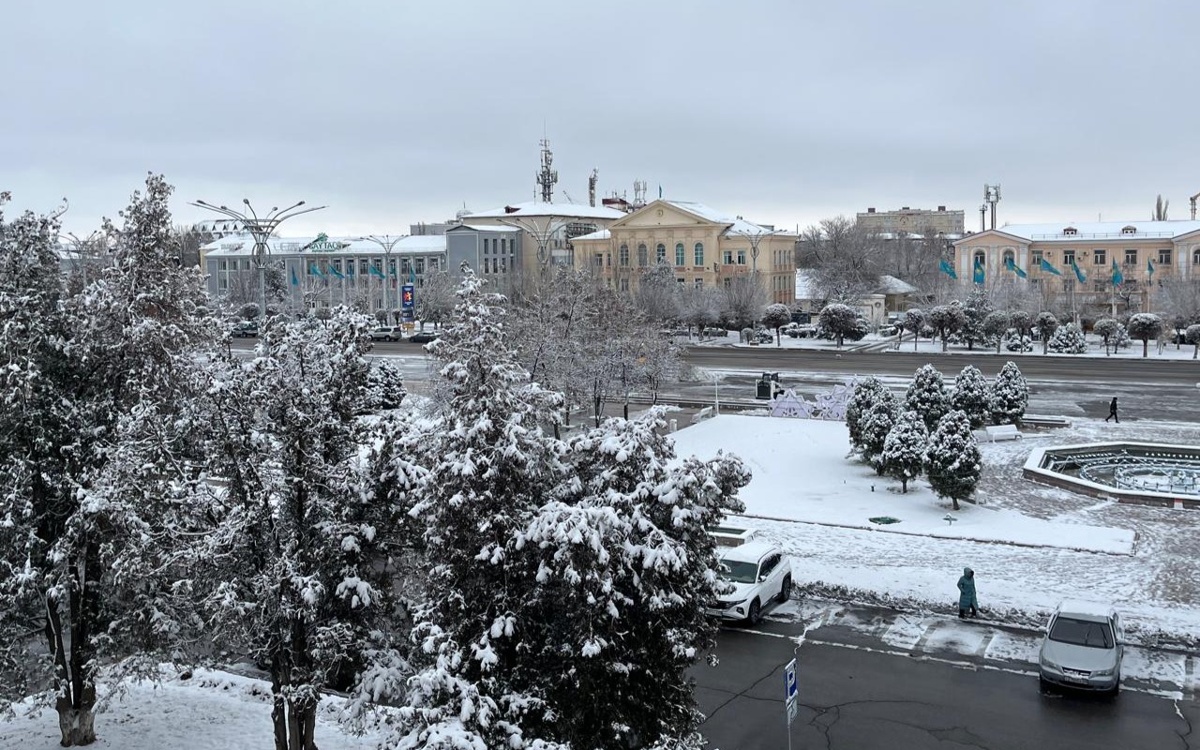 Снегопад стал причиной транспортного коллапса в Таразе