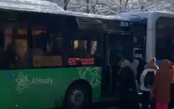 Автобус и троллейбус столкнулись в Алматы: есть пострадавшая