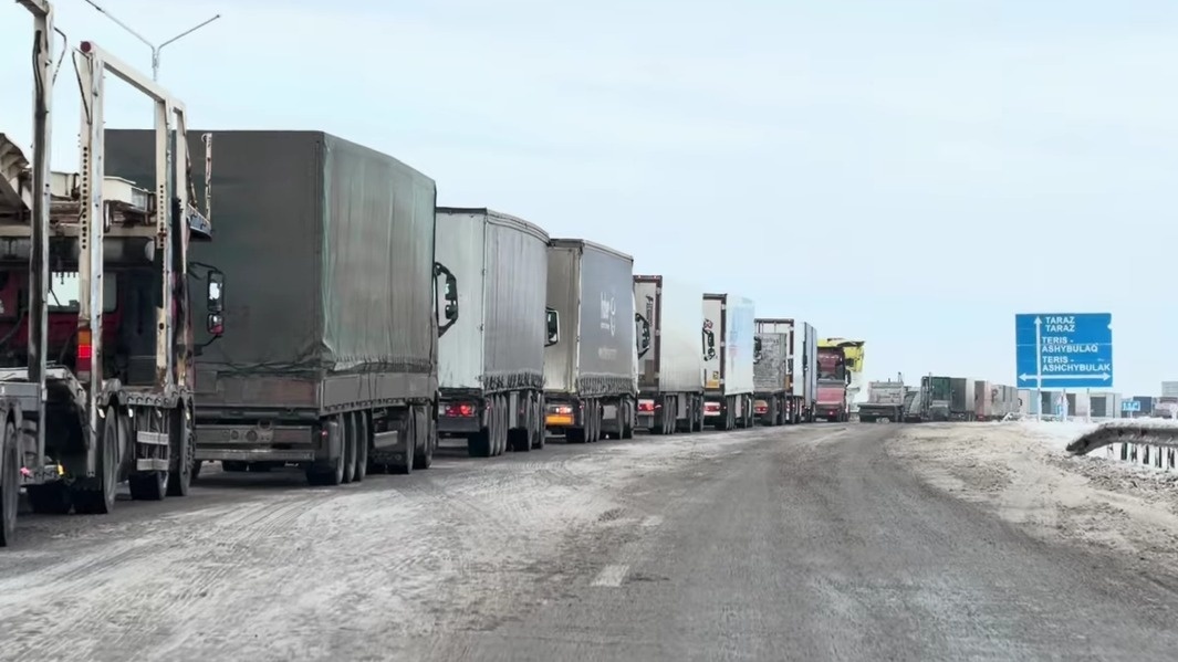 Около 700 авто скопились на трассах в Жамбылской области из-за непогоды