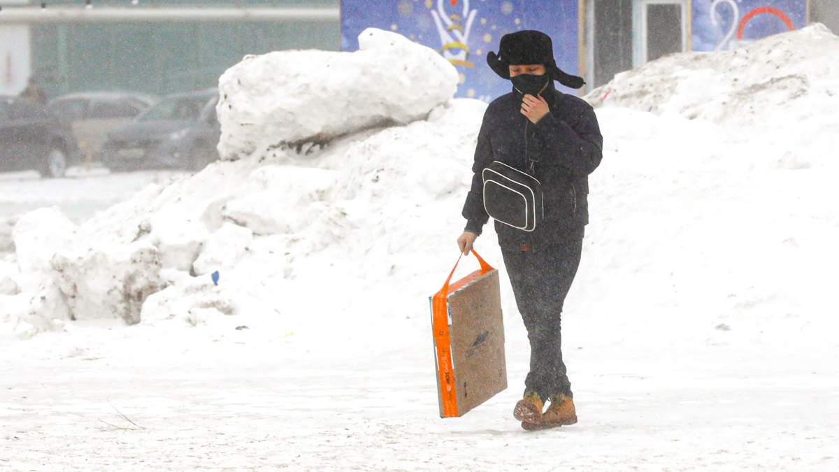 Штормовое предупреждение объявили почти по всему Казахстану