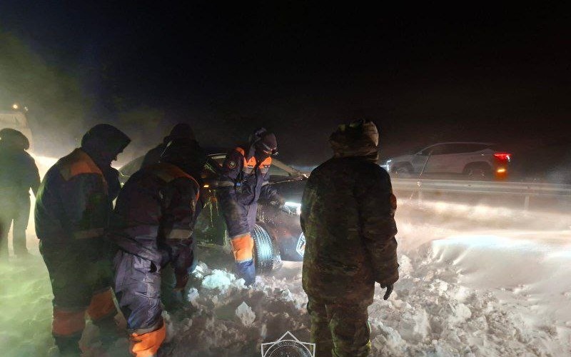 88 застрявших в снежных заносах жителей эвакуировали в Алматинской области