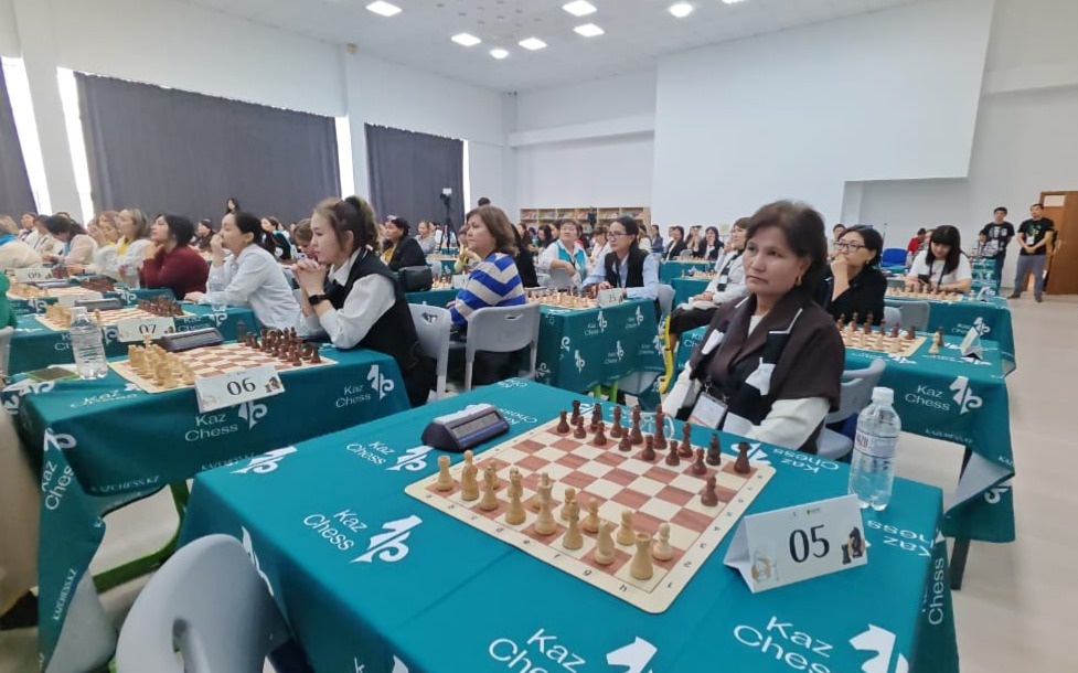 127 учителей Казахстана бросили вызов шахматной доске в Астане