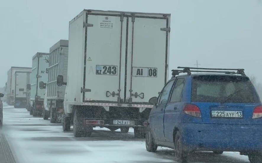 Движение транспорта возобновили на трассах в трех областях Казахстана