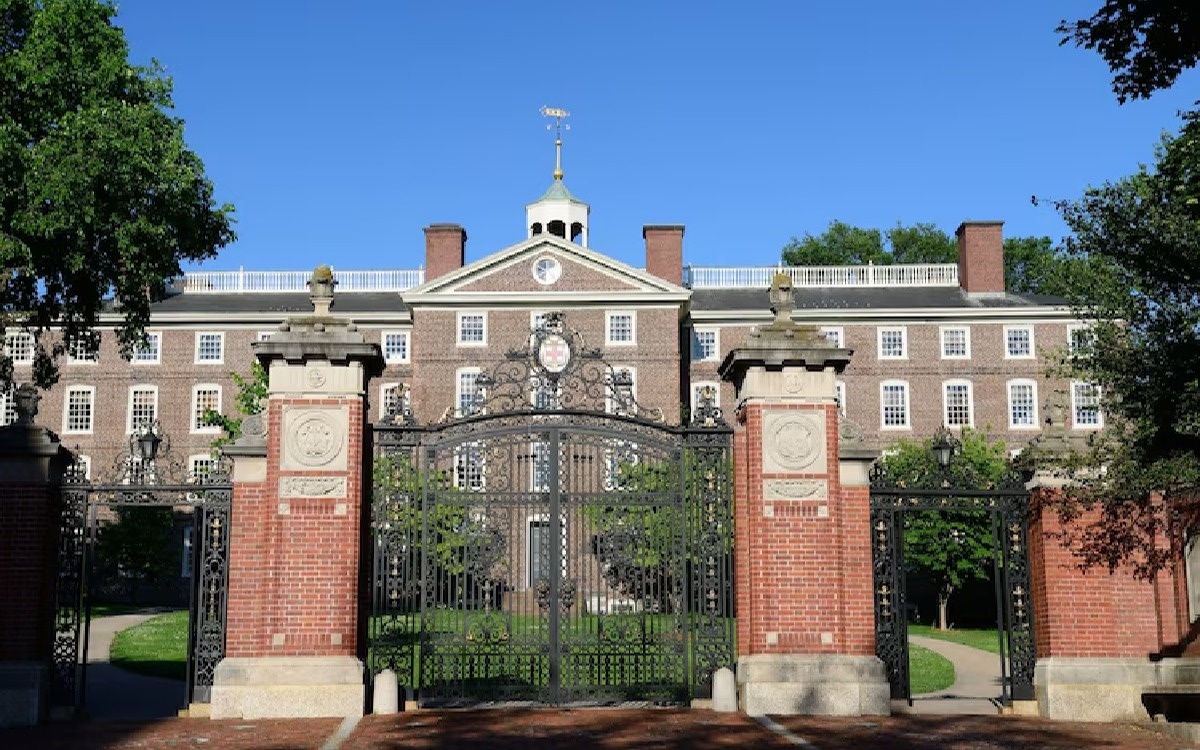 Неизвестный открыл стрельбу в одном из университетов США