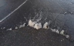 Трубу прорвало в Павлодаре: вода поднялась на асфальт