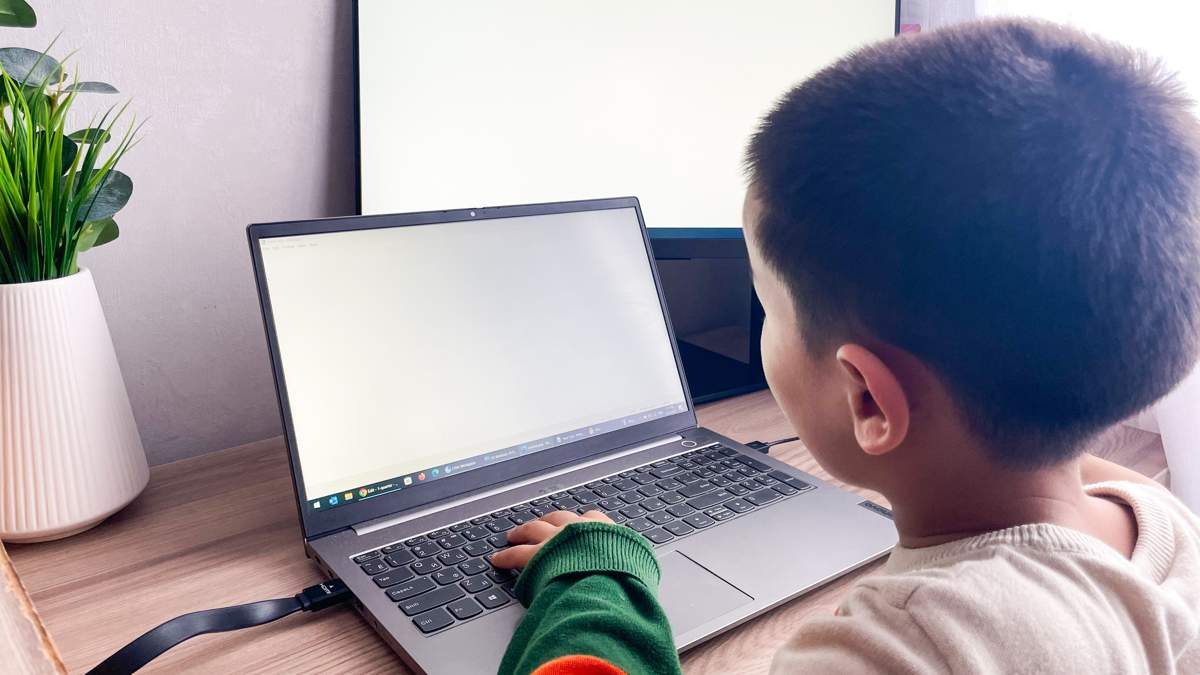 Обучение атырауских школьников 15 декабря переведено в онлайн-формат