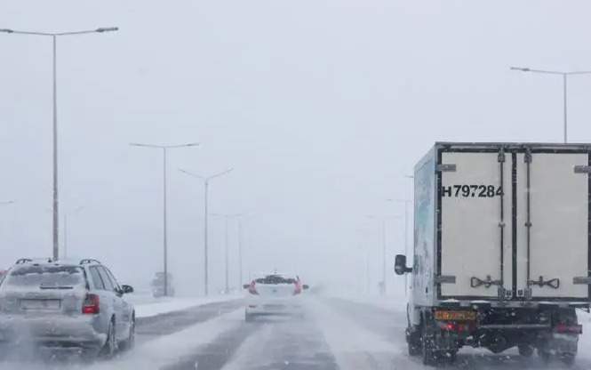 Движение автотранспорта ограничили в двух областях Казахстана