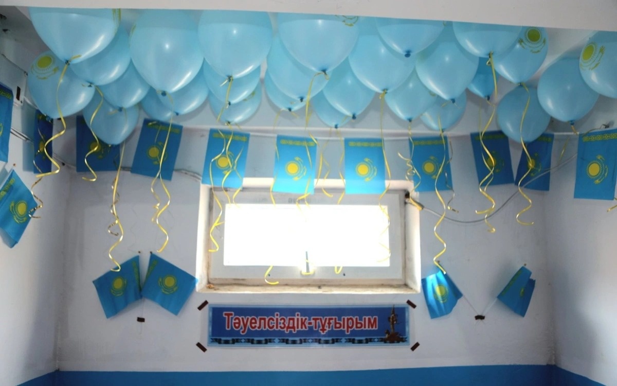 Флаги на балконах и в подъездах: как дома в Туркестане украшают ко Дню Независимости