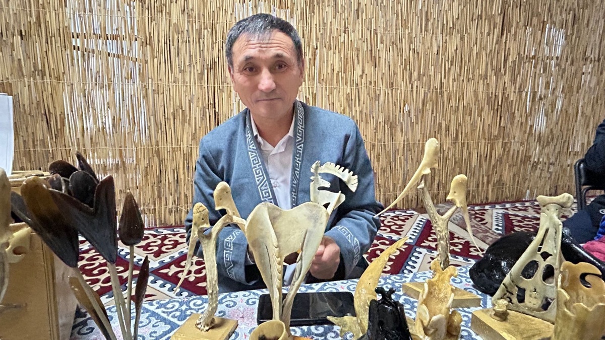 Школьный учитель изготавливает сувениры из костей в Актюбинской области