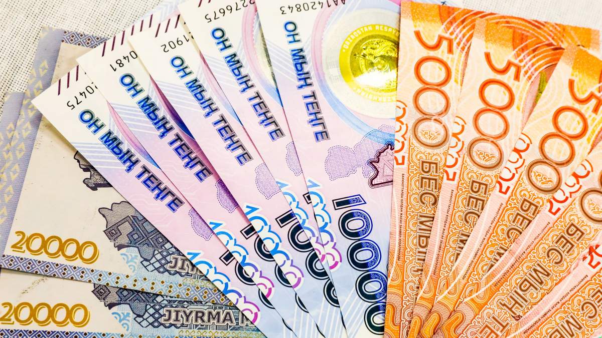 Названа средняя зарплата в Алматы