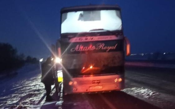 21 пассажира эвакуировали из сломавшегося автобуса на трассе в Акмолинской области