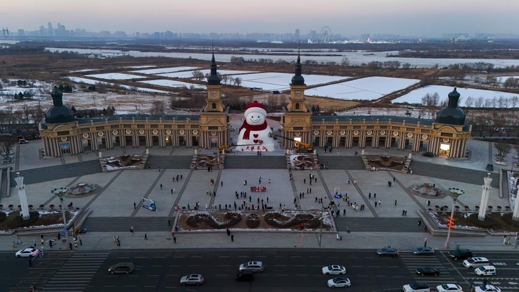 Крупнейший в мире ледово-снежный тематический парк открылся в Китае
