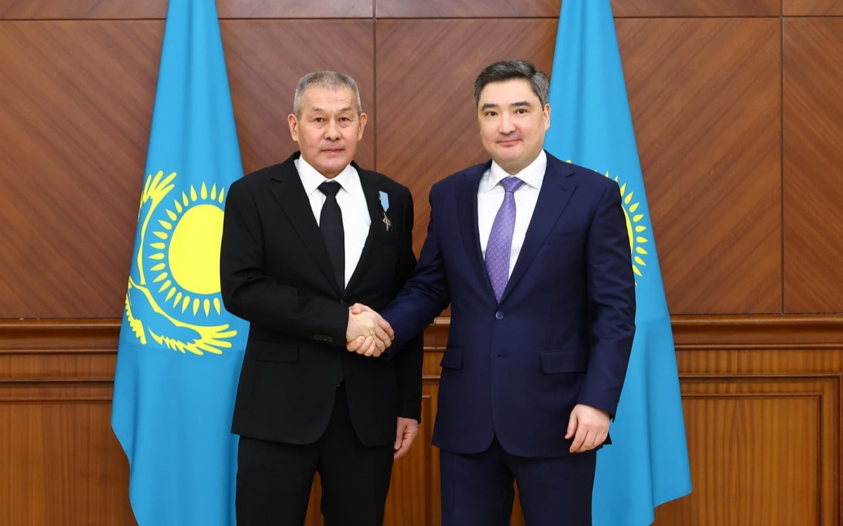 Олжас Бектенов вручил госнаграды энергетикам от имени Президента Казахстана