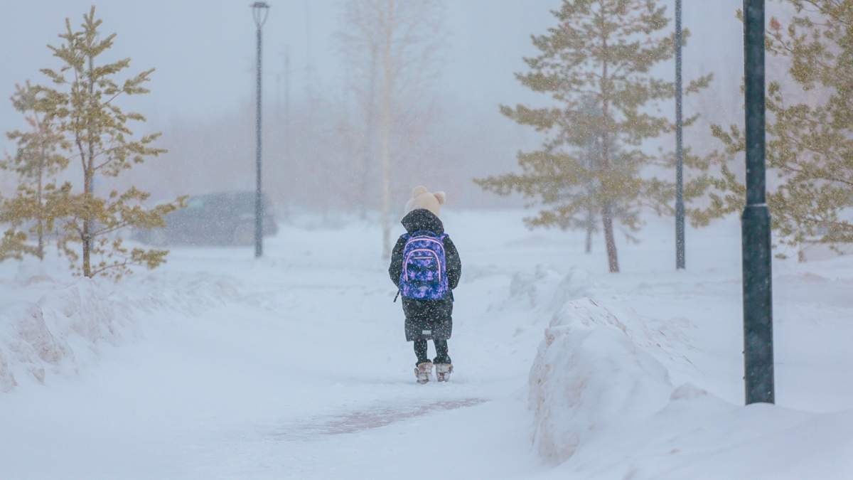 Штормовое предупреждение объявили в 15 регионах Казахстана