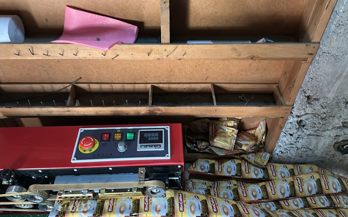 Антисанитария и кофе в ведрах: подпольный цех накрыли в Шымкенте