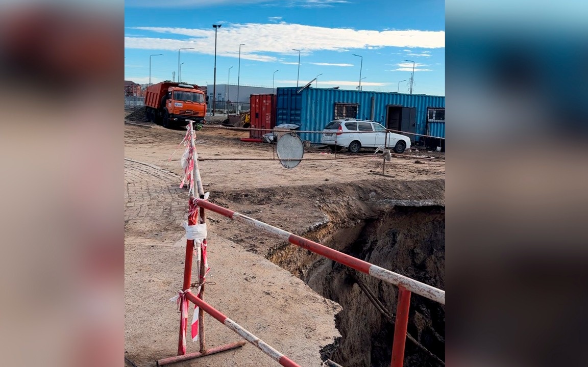 Дорога в Атырау остается разрушенной из-за аварии на канализации