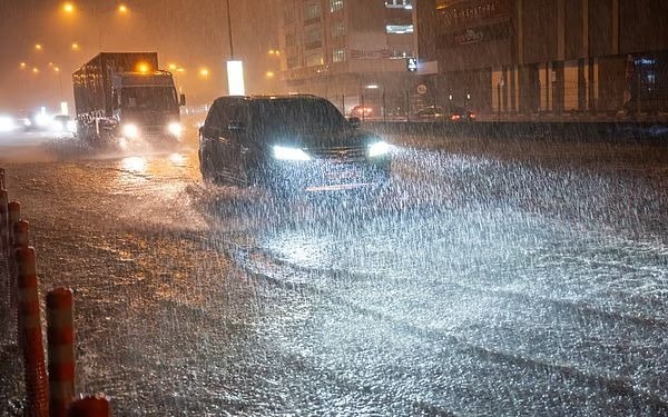 Эмираты затопило после ливней, есть погибшие