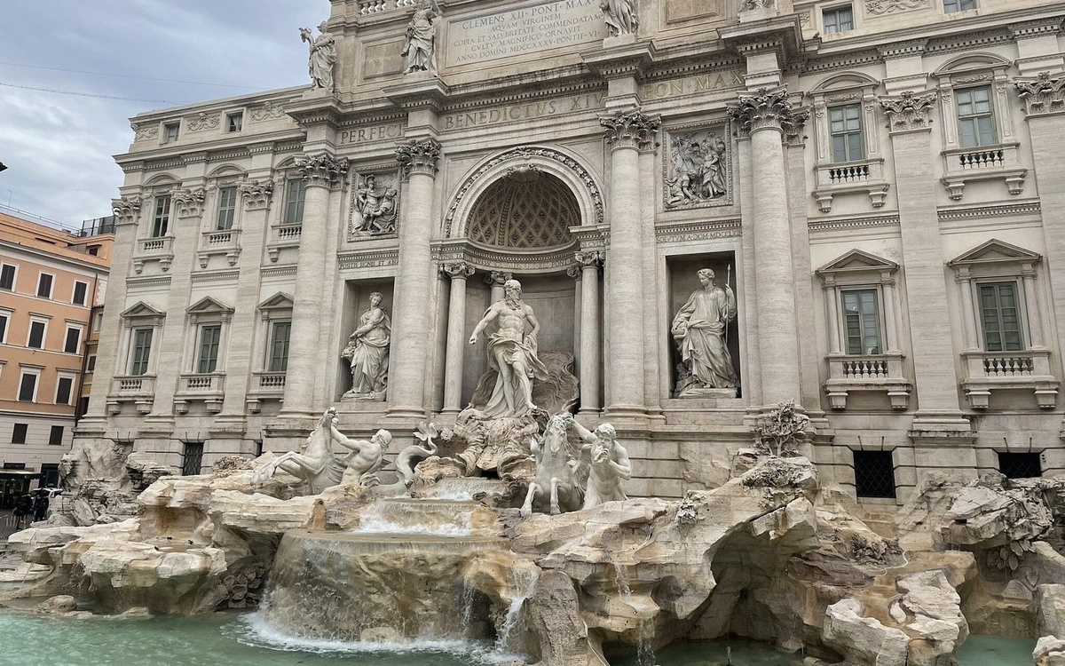 Туристам придется платить два евро, чтобы подойти к римскому фонтану Треви