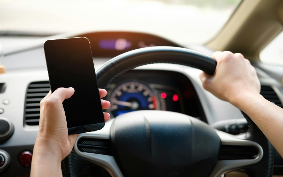 Штраф за использование телефона за рулем увеличили в Нидерландах