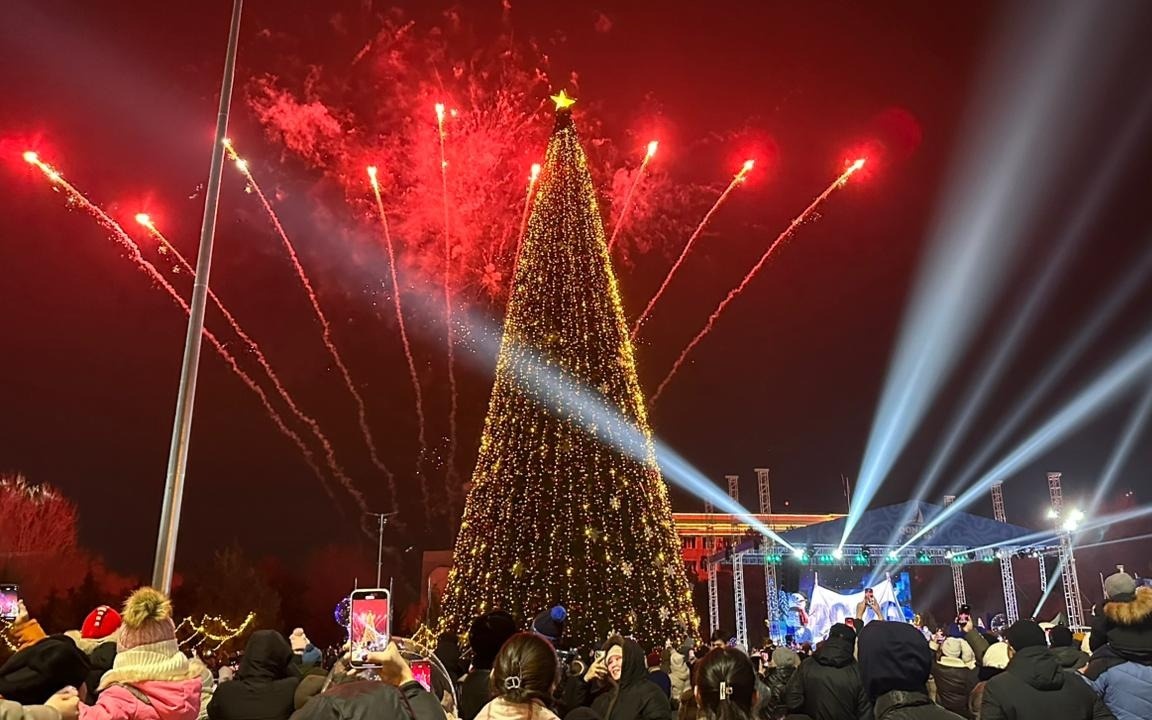 В Конаеве зажгли главную елку