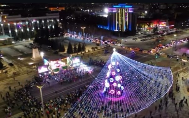 Зажжение елки и парад Дедов Морозов прошли в Усть-Каменогорске