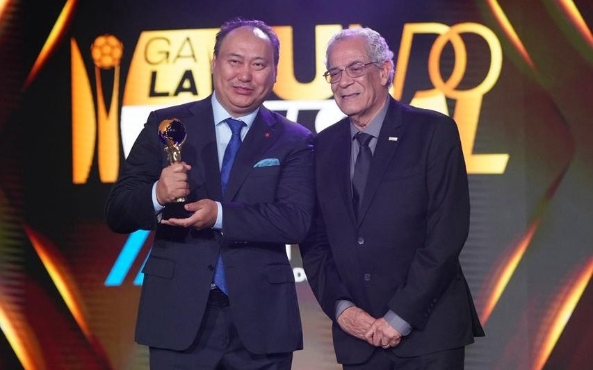 Казахстанца наградили за вклад в развитие футзала на всемирном форуме в Бразилии