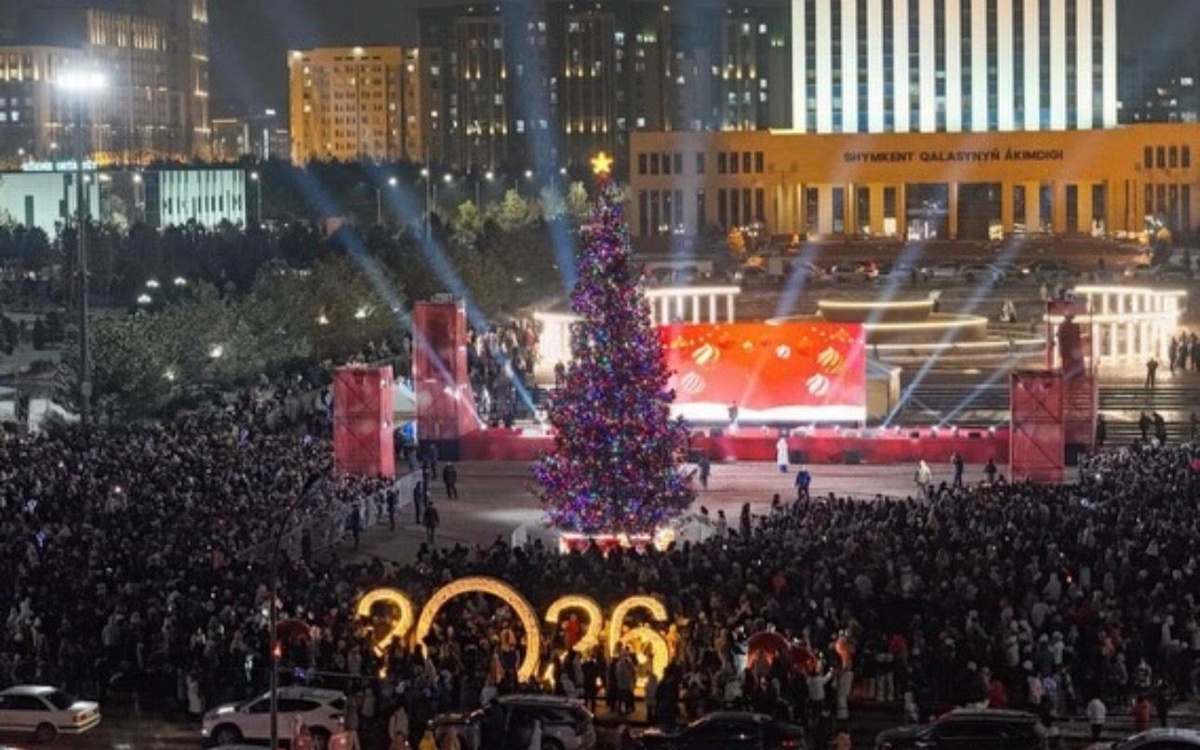 Огни главной новогодней елки зажгли в Шымкенте
