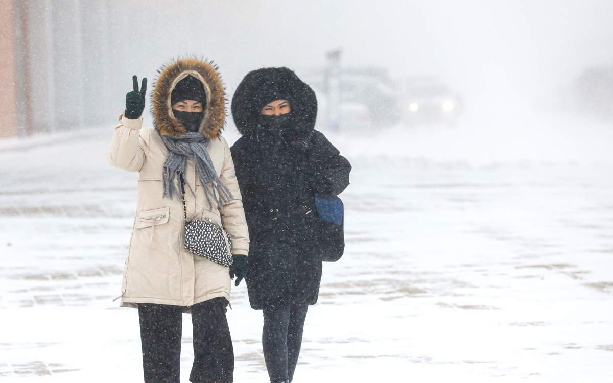 Метель и гололед: штормовое предупреждение объявили по всему Казахстану