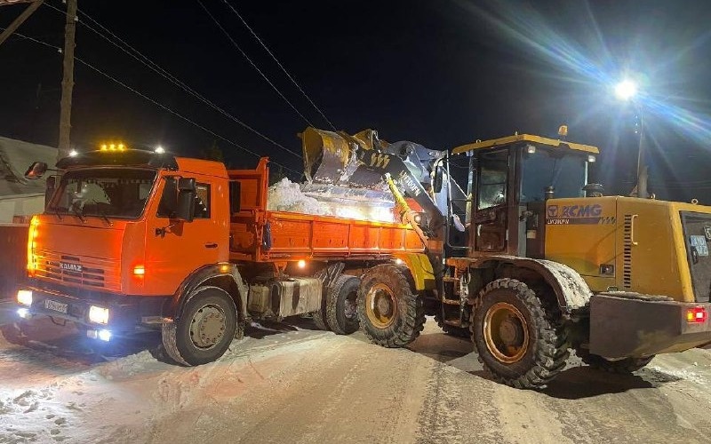 Более тысячи единиц спецтехники вышли на ночную уборку снега в Астане