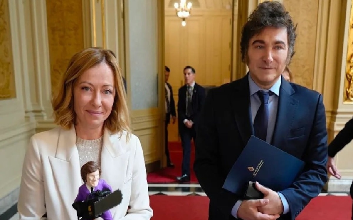 Туфли из питона и iPad Зеленского: что премьер Италии продает на аукционе