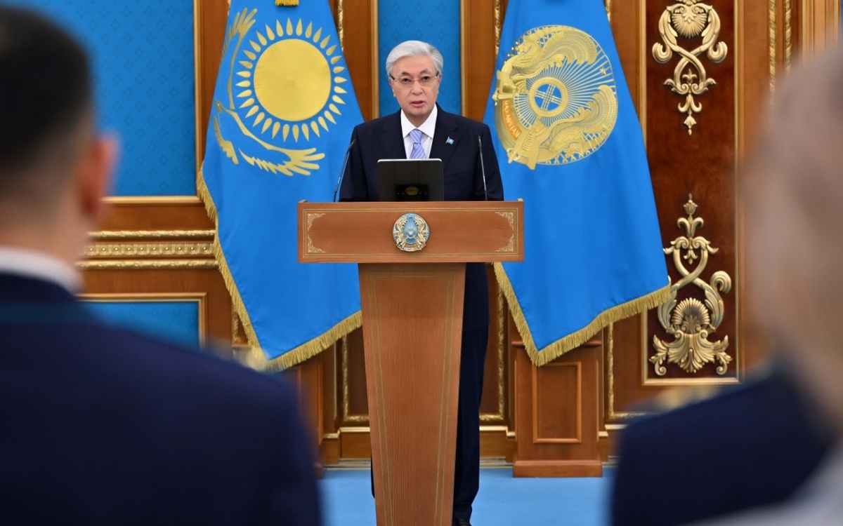 Президент вручил ключи от квартир сотрудникам Генпрокуратуры, Службы госохраны и МВД РК