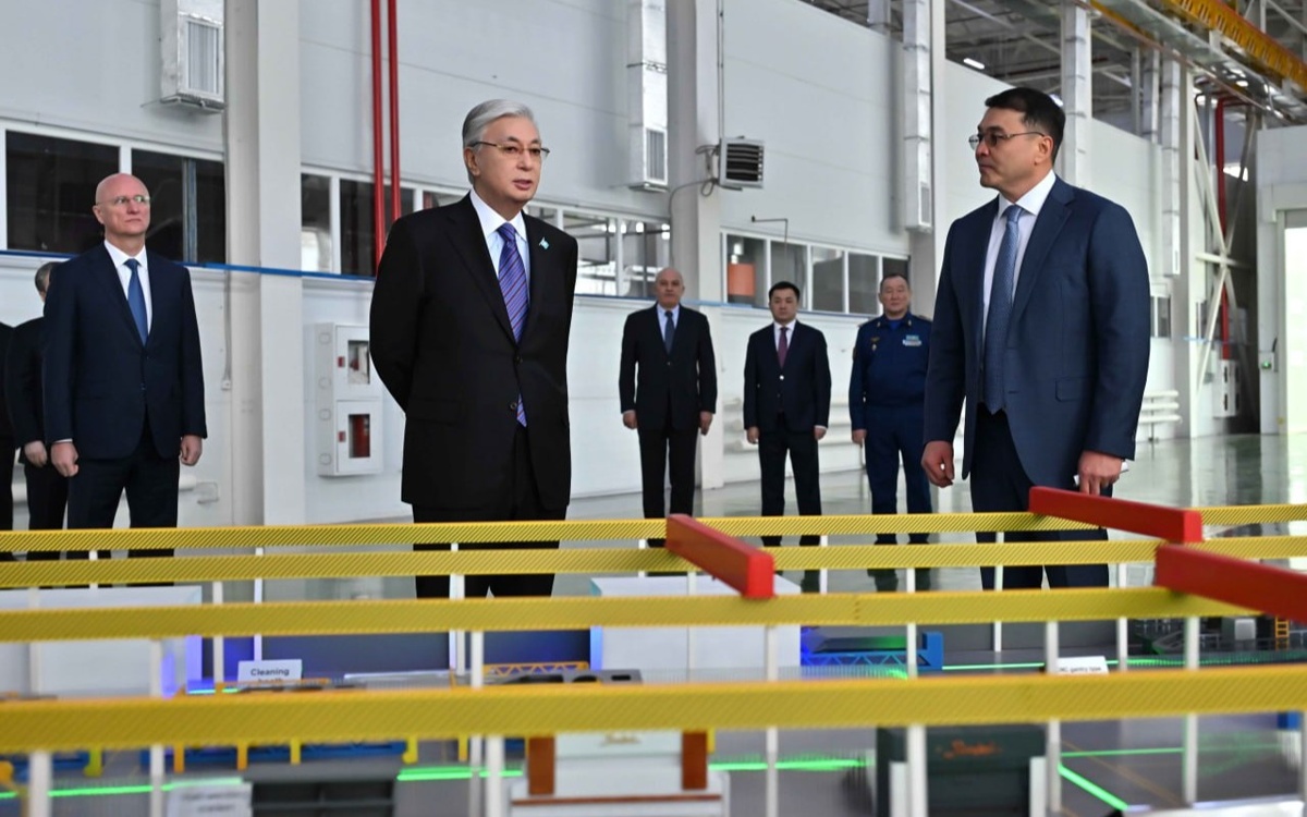 Президент ознакомился с производством бронированных машин в Астане