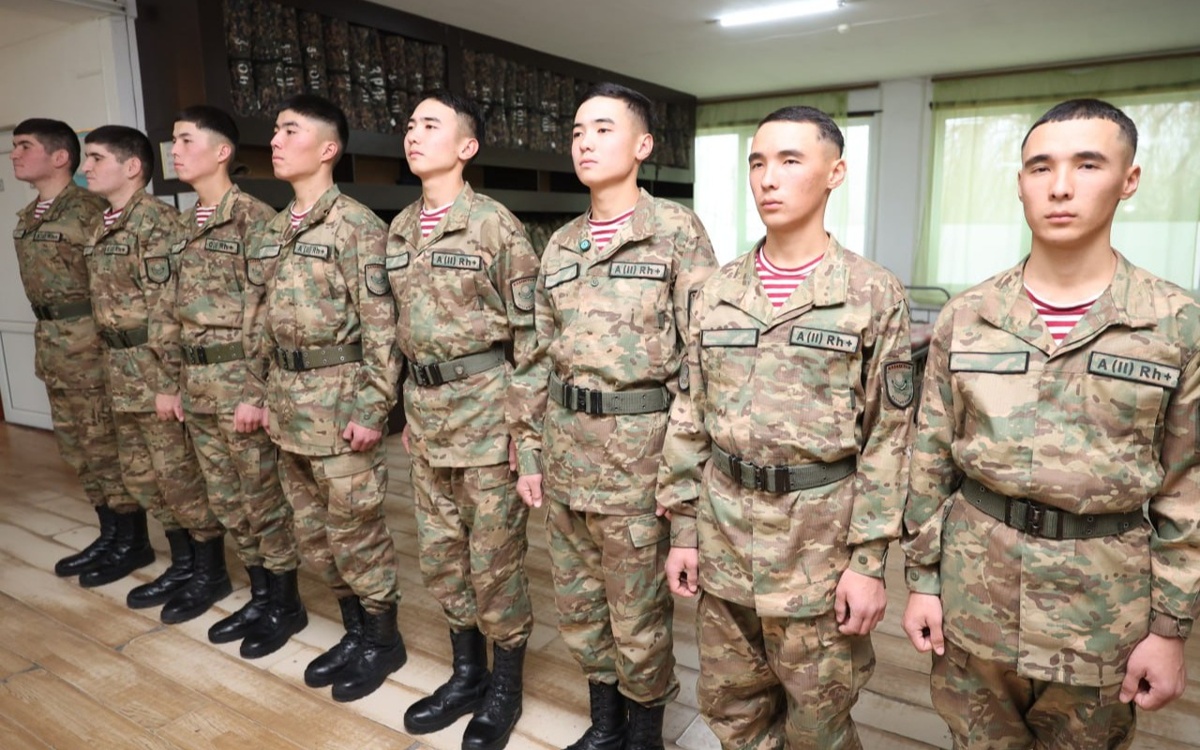 Четыре пары братьев-близнецов проходят срочную службу в Таразе