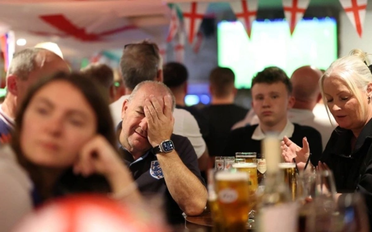 Британские пабы массово запрещают вход политикам из-за роста налогов