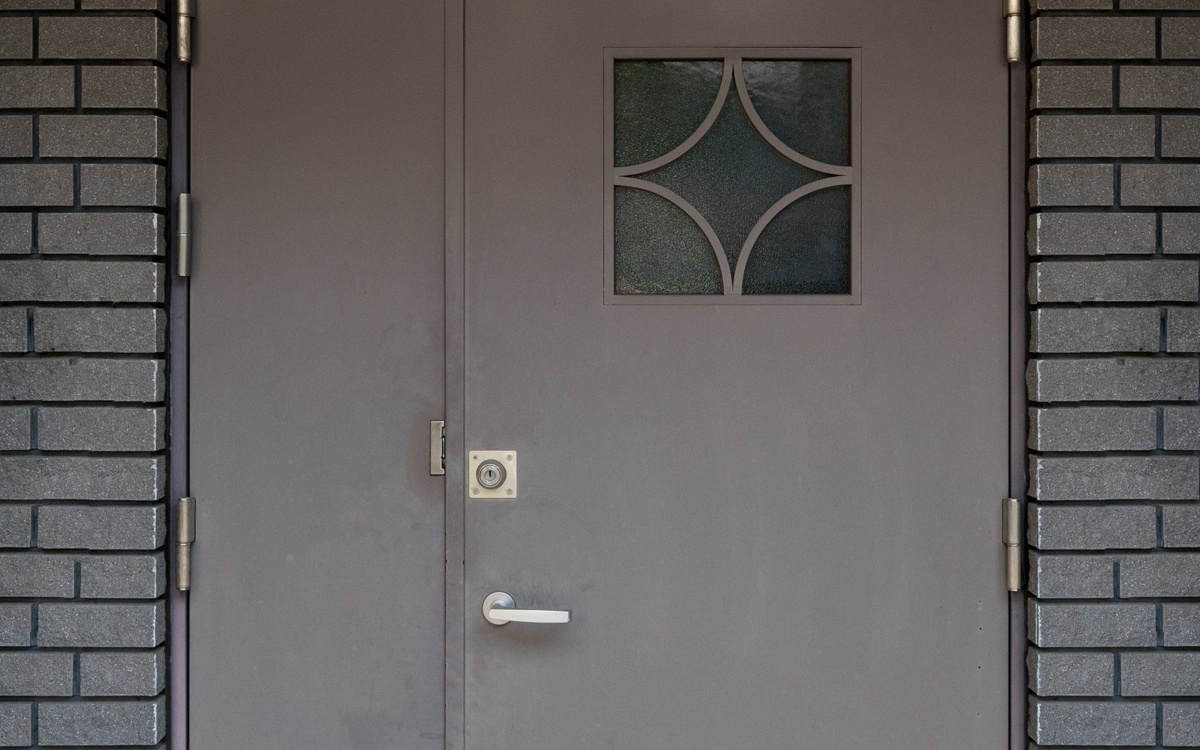 Мужчина попал в реанимацию после удара током у подъезда в Усть-Каменогорске