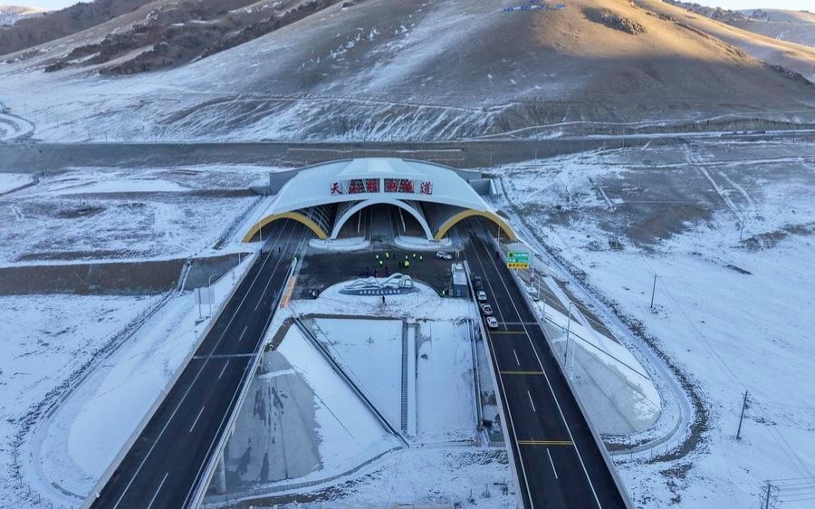 Самый длинный тоннель на скоростной трассе запустили в Синьцзяне