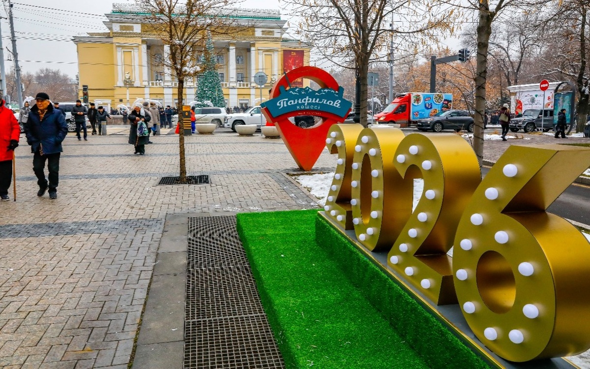 Как менялись новогодние елки Алматы за 11 лет