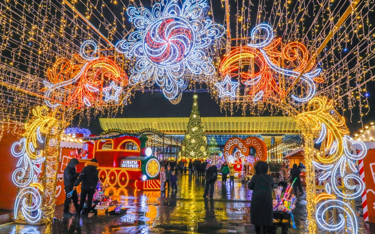 Алматы засиял огнями: ловим новогоднюю атмосферу в объектив