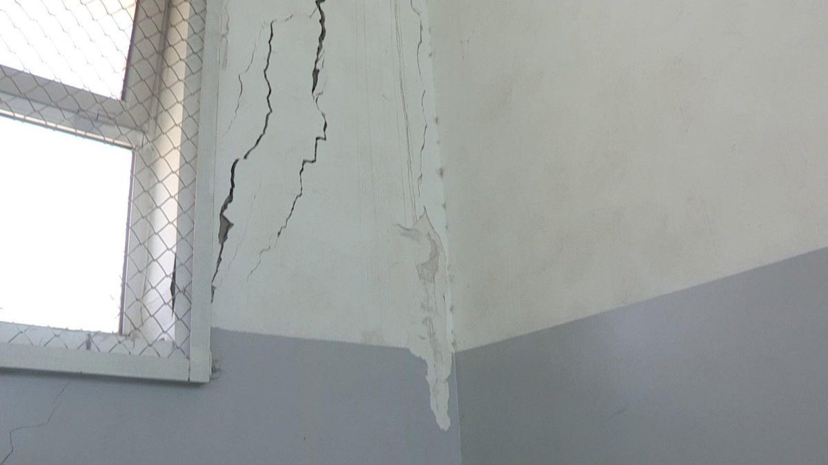 Ремонт или снос: что будет с аварийным спортзалом школы в Шымкенте