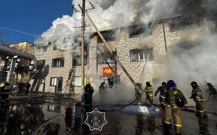 Пожар в трехэтажном здании в Астане тушат по повышенному ранг
