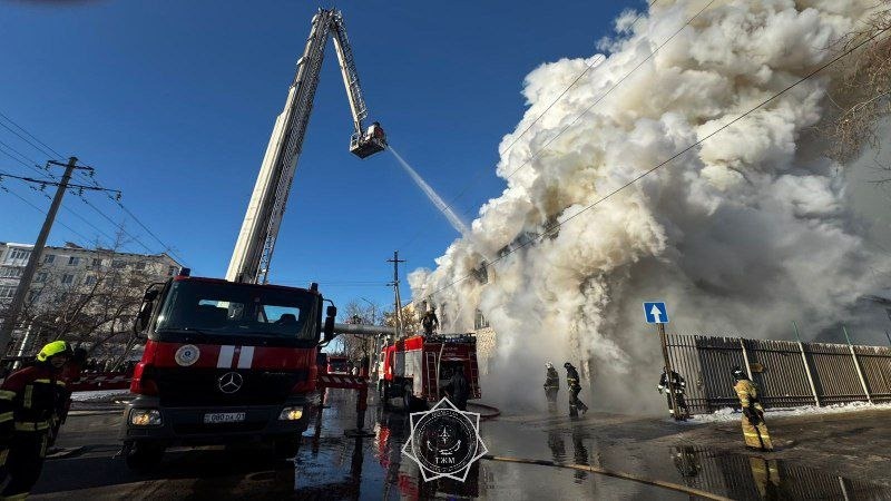 Пожар в трехэтажном здании в Астане ликвидирован